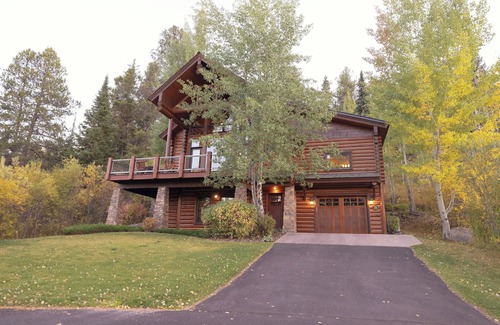 Victor House | Blue Winged Olive Log Cabin Magnificence in Victor, ID w/A/C, Borders Forest
