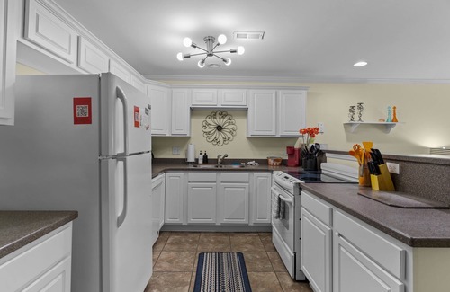 Long Beach Condo | Blue Wolf Retreat! One Block to Beach! Pool, Pets, and Walk to groceries & more!