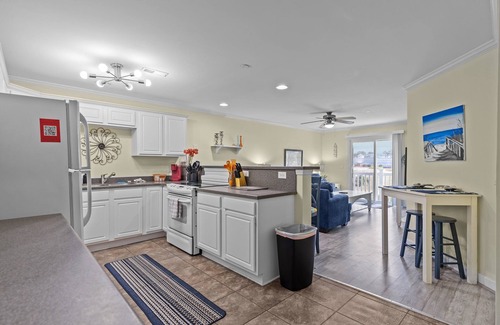 Long Beach Condo | Blue Wolf Retreat! One Block to Beach! Pool, Pets, and Walk to groceries & more!