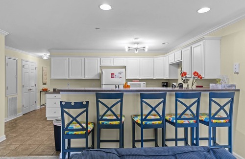 Long Beach Condo | Blue Wolf Retreat! One Block to Beach! Pool, Pets, and Walk to groceries & more!