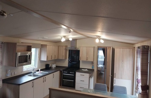 St Leonards-On-Sea Apartment | Bluebell corner - with small enclosed decking