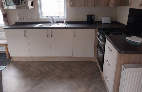 St Leonards-On-Sea Apartment | Bluebell corner - with small enclosed decking