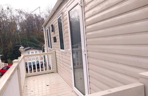 St Leonards-On-Sea Apartment | Bluebell corner - with small enclosed decking