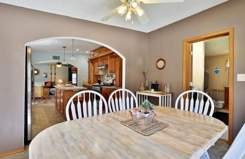 Bridgewater Corners House | Blueberry Hill Escape | Pet Friendly | HotTub | Fire pit