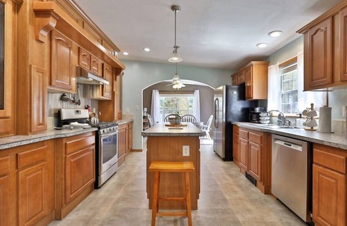 Bridgewater Corners House | Blueberry Hill Escape | Pet Friendly | HotTub | Fire pit