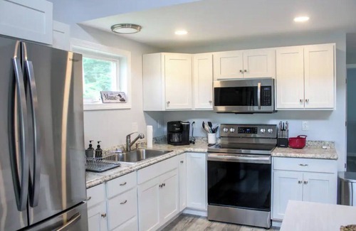 Litchfield Cottage | Bluebird Cottage - Cozy 2-bedroom with AC and WiFi on Woodbury Pond