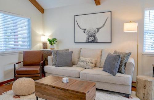 Southern Crossing House | Bluebird Day - Mountain Escape