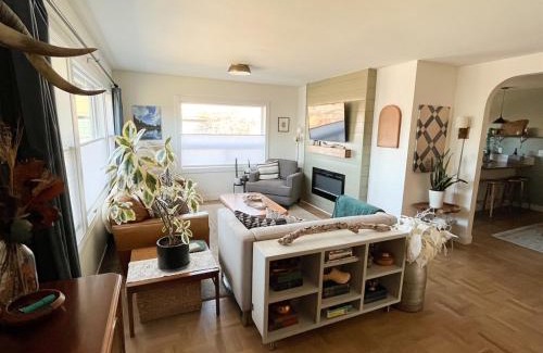 Orchard District House | Bluebird Day - Pilot Butte Pad