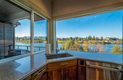 Southern Crossing House | Bluebird Day - Smokestack River House