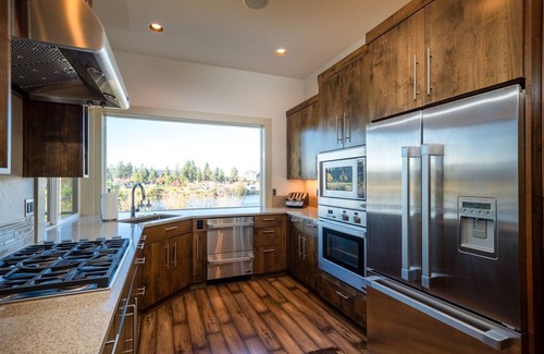 Southern Crossing House | Bluebird Day - Smokestack River House
