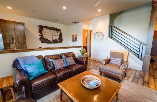 Southern Crossing House | Bluebird Day - Smokestack River House
