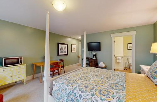 Edgecomb Apartment | Bluebird Haven - Upper
