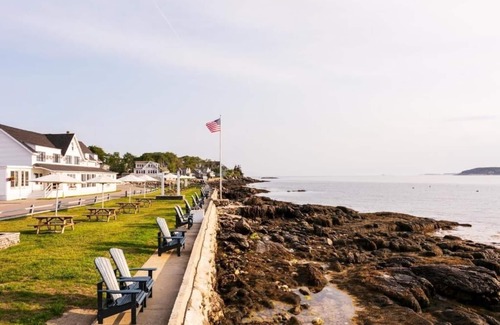 Ocean Point House | Bluebird Ocean Point Inn | King | Seasonal Outdoor Pool + Private Beach