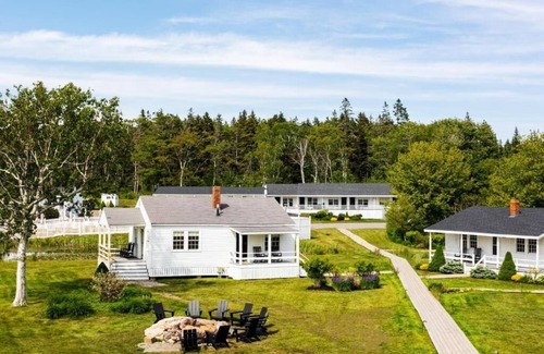 Ocean Point House | Bluebird Ocean Point Inn | Deluxe Double Queen | with Seasonal Outdoor Pool