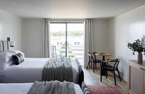 Ocean Point House | Bluebird Ocean Point Inn | Deluxe Double Queen | with Seasonal Outdoor Pool