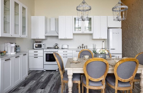 West Main Historic District Condo | Bluegrass River View! Soak & Savor by Hollyhock