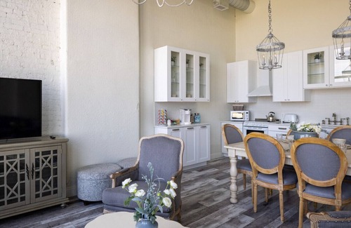 West Main Historic District Condo | Bluegrass River View! Soak & Savor by Hollyhock
