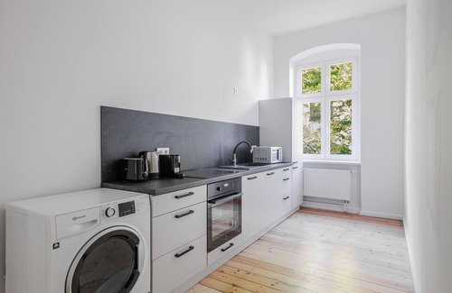 Alt-Treptow Apartment | Blueground | Alt-Treptow, balcony, nr Spreeufer