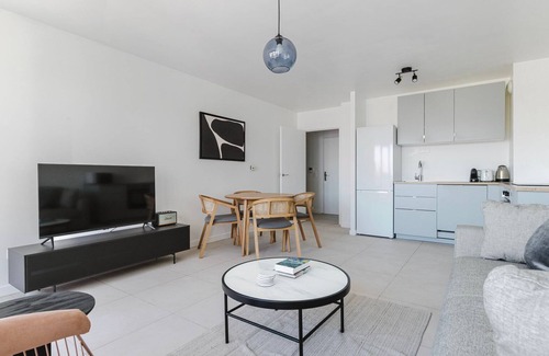 Levallois-Perret Apartment | Blueground | Anatole-France, furnished & equipped