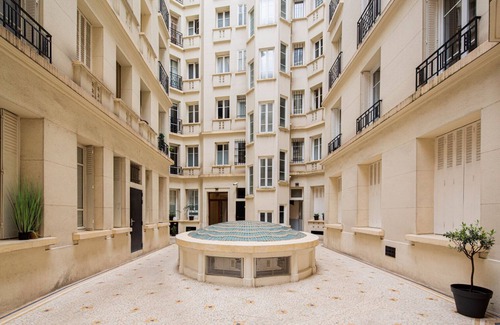 Ternes Apartment | Blueground | Arc de Triomphe, nr Champs Elysées