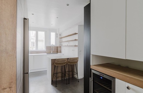 Saint-Vincent-de-Paul Apartment | Blueground | Cadet, near dining & shopping