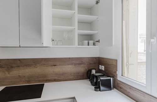 Saint-Vincent-de-Paul Apartment | Blueground | Cadet, near dining & shopping