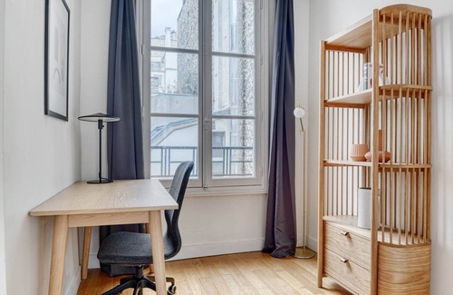 8th Arrondissement Apartment | Blueground | Champs Elysées, office, furnished