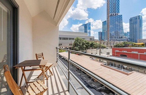 Waller Creek District Apartment | Blueground | Downtown Austin, pool, nr Congress Ave