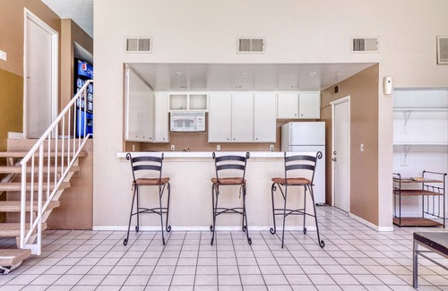 Atwater Village Apartment | Blueground | Glendale, pool & w/d, nr park