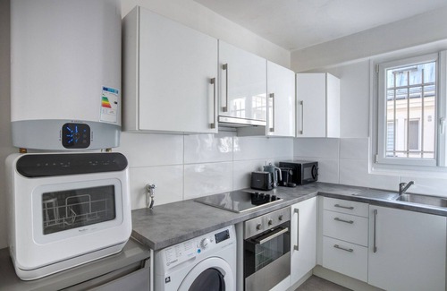 Les Iles Apartment | Blueground | Hotel de Ville, close to mall & Seine