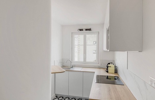 Saint-Victor Apartment | Blueground | Jardin des Plantes, nr Notre Dame