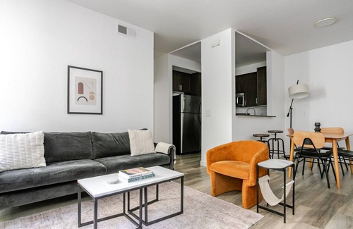 Miracle Mile Apartment | Blueground | Mid-Wilshire, AC, balcony, nr museum
