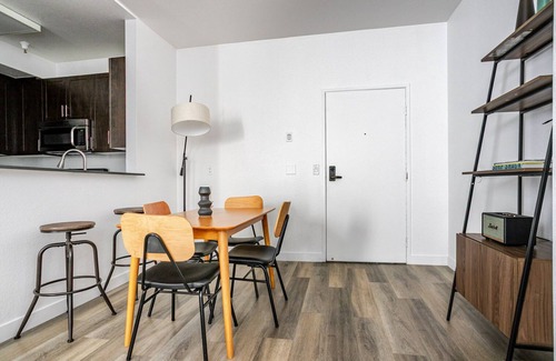 Miracle Mile Apartment | Blueground | Mid-Wilshire, AC, balcony, nr museum