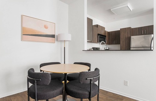 Miracle Mile Apartment | Blueground | Miracle Mile, rooftop, nr La Brea Tar Pits