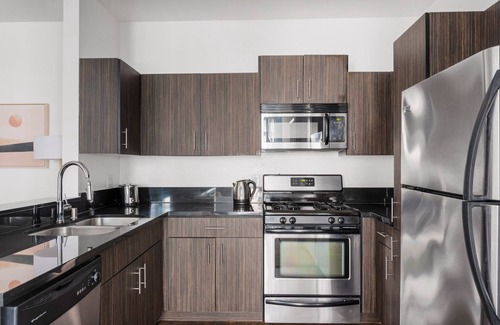 Miracle Mile Apartment | Blueground | Miracle Mile, rooftop, nr La Brea Tar Pits
