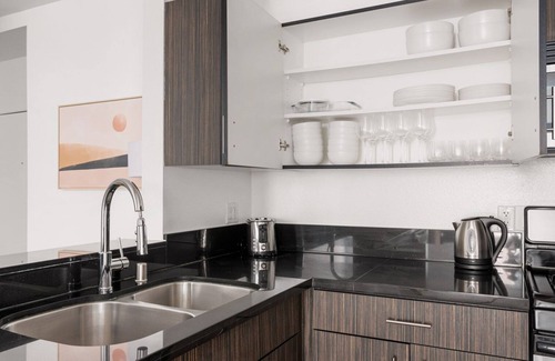 Miracle Mile Apartment | Blueground | Miracle Mile, rooftop, nr La Brea Tar Pits