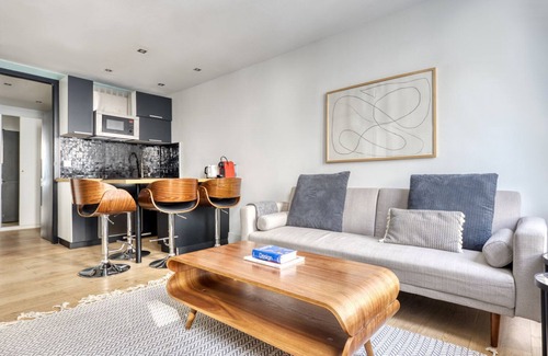 Strasbourg -Saint-Denis Apartment | Blueground | Montorgueil, nr Chatelet-Les Halles
