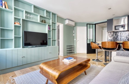 Strasbourg -Saint-Denis Apartment | Blueground | Montorgueil, nr Chatelet-Les Halles