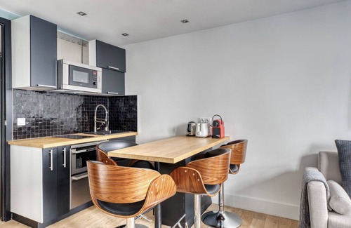 Strasbourg -Saint-Denis Apartment | Blueground | Montorgueil, nr Chatelet-Les Halles