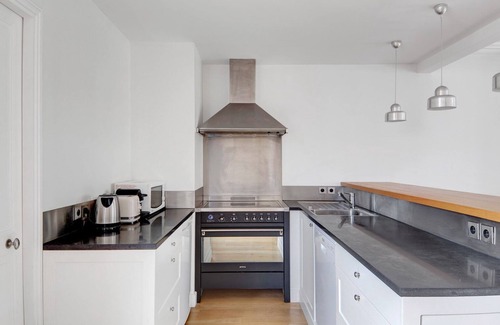 Quartier du Mail Apartment | Blueground | Montorgueil, nr restaurants & train