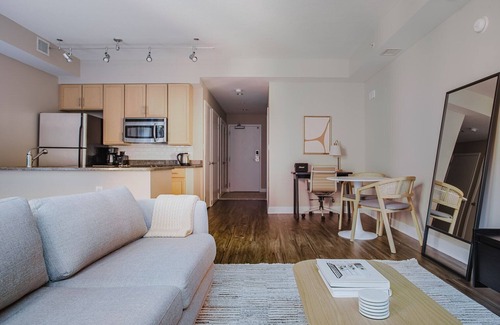 Mount Vernon Square Apartment | Blueground | Mt Vernon, pool & w/d, nr Chinatown