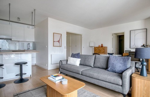 Neuilly-sur-Seine Apartment | Blueground | Neuilly balcony, nr offices & shops