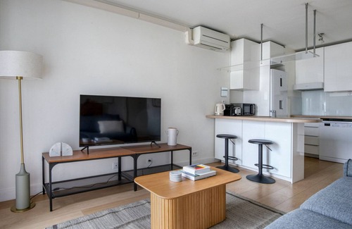 Neuilly-sur-Seine Apartment | Blueground | Neuilly balcony, nr offices & shops