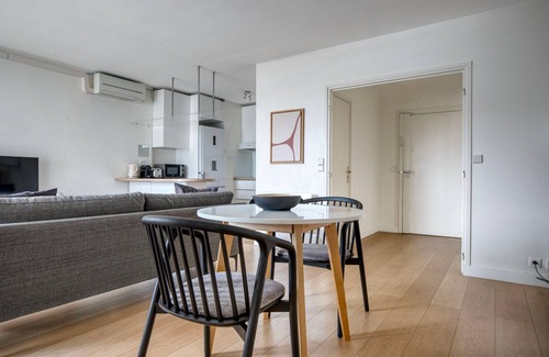 Neuilly-sur-Seine Apartment | Blueground | Neuilly balcony, nr offices & shops