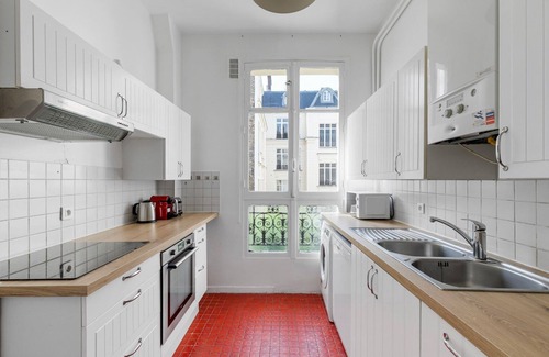 17th Arrondissement Batignolles-Monceau Apartment | Blueground | Neuilly, nr dining, gardens & shops