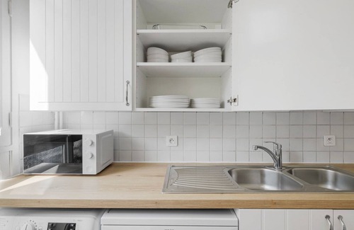 17th Arrondissement Batignolles-Monceau Apartment | Blueground | Neuilly, nr dining, gardens & shops