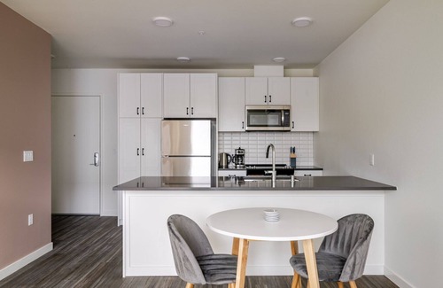Yesler Terrace Apartment | Blueground | Northlake, gym & rooftop, nr zoo