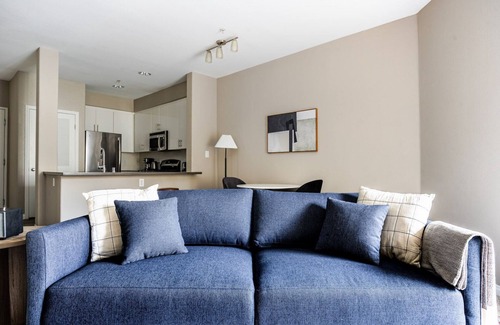 Pasadena Apartment | Blueground | Pasadena, pool & AC, nr City Hall