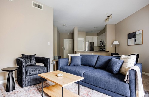 Pasadena Apartment | Blueground | Pasadena, pool & AC, nr City Hall