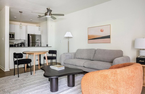 Pasadena Apartment | Blueground | Pasadena, pool, nr Pasadena Park